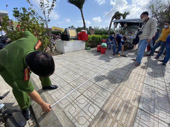 Bị nhắc nhở vì vào bệnh viện chọc nữ nhân viên, một thanh niên đâm bảo vệ thủng bụng